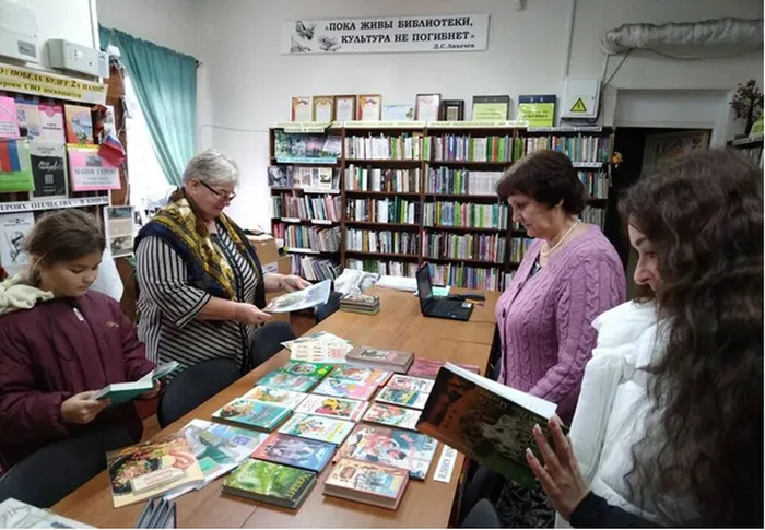 Наши читателя дарят книги в библиотеку