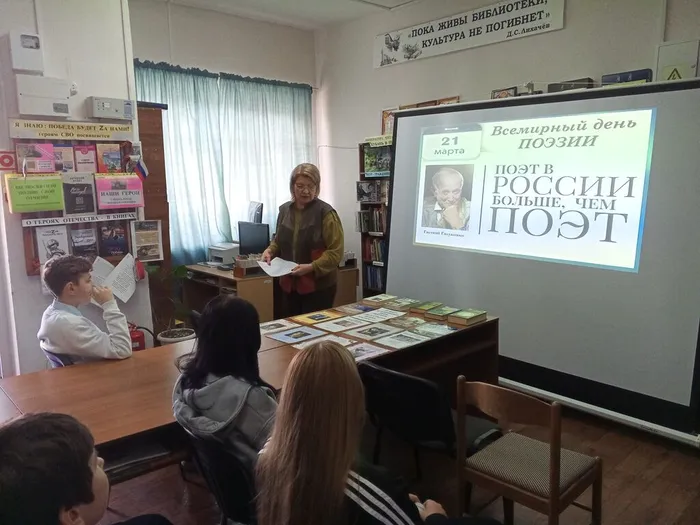 На фото старшеклассники на мероприятии