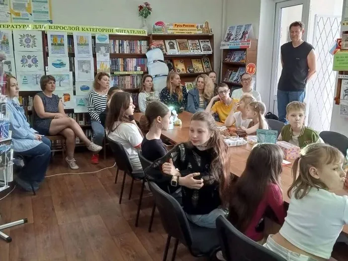 На фото дети и родители детского библиоклуба "истоки"
