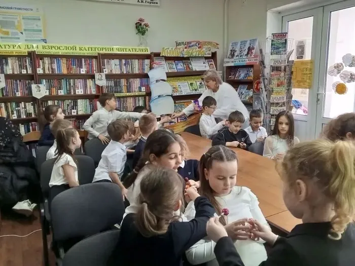 Ребята получают сладкие подарки